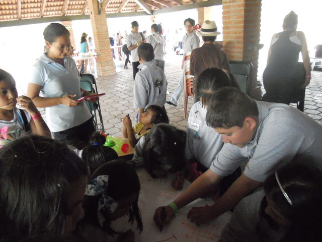 Anotando sus experiencias del evento